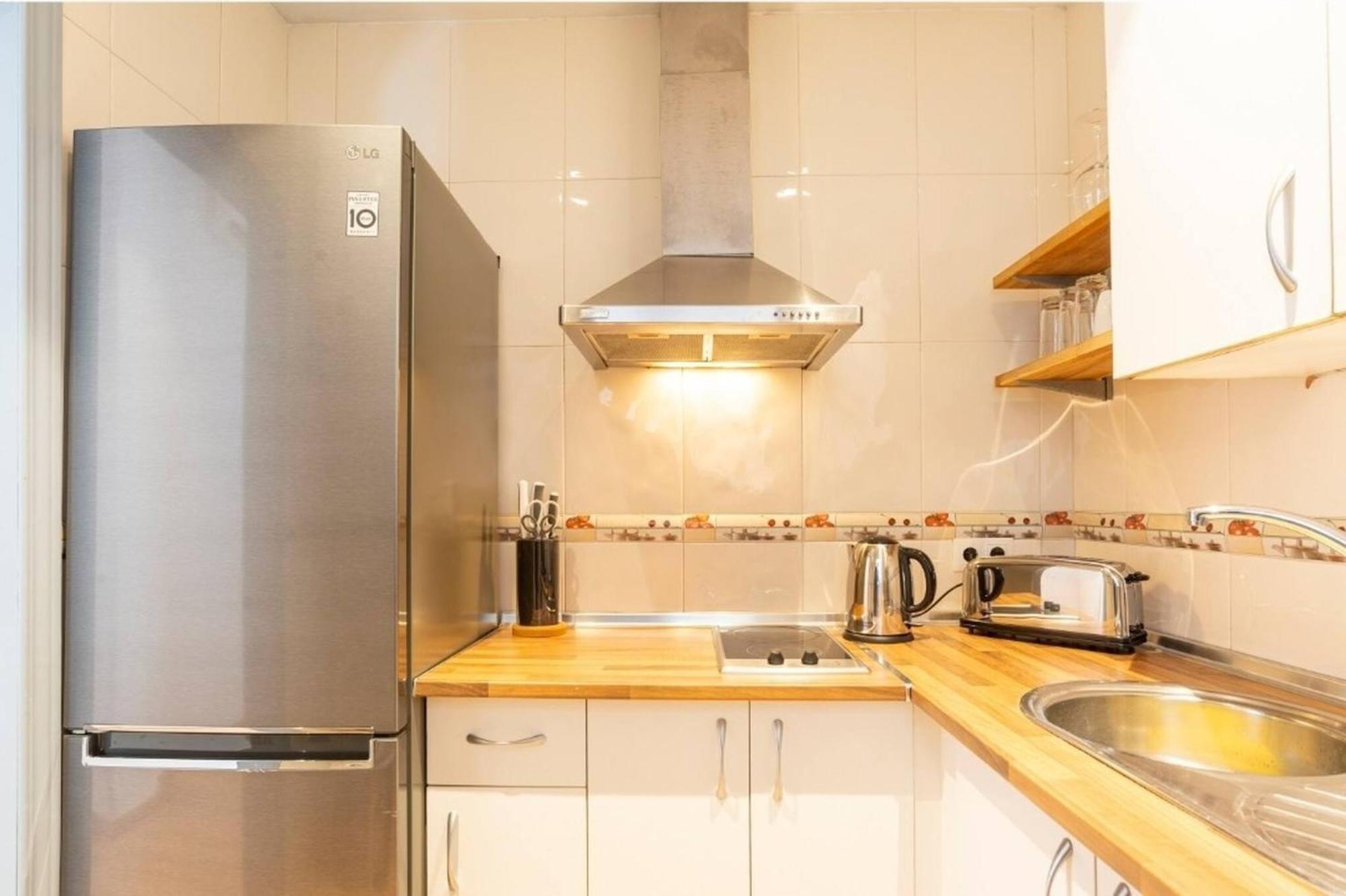 Apartment Stylish 2 Bedroom With Patio