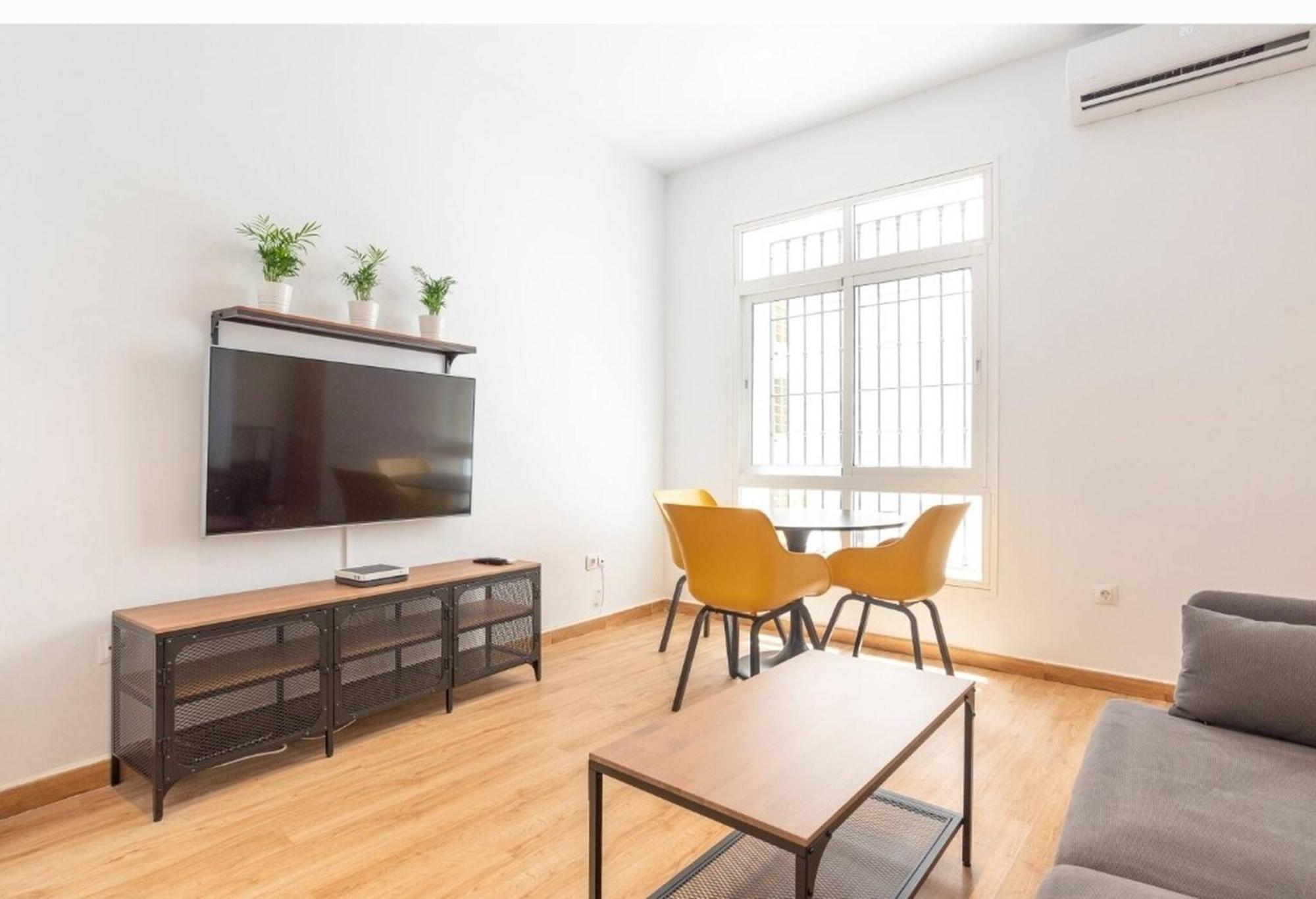 Stylish 2 Bedroom With Patio Apartment Málaga